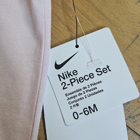 Baby Nike 0-6 Months Gift Set Pink Onesie + Socks - Picture 3 of 6